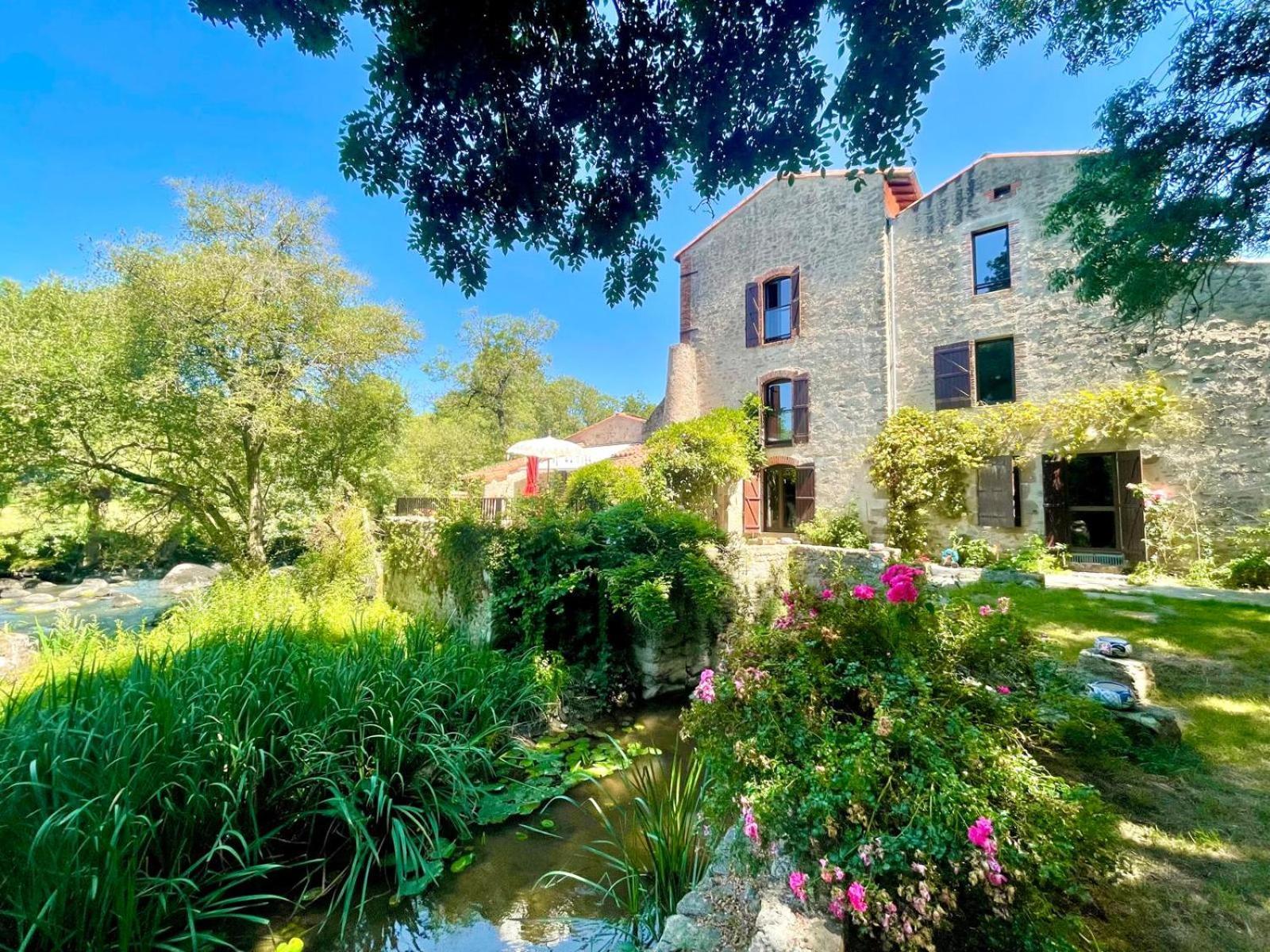 Le Moulin Du Guy, Proche Du Puy Dufou Bed & Breakfast Chanverrie Ngoại thất bức ảnh