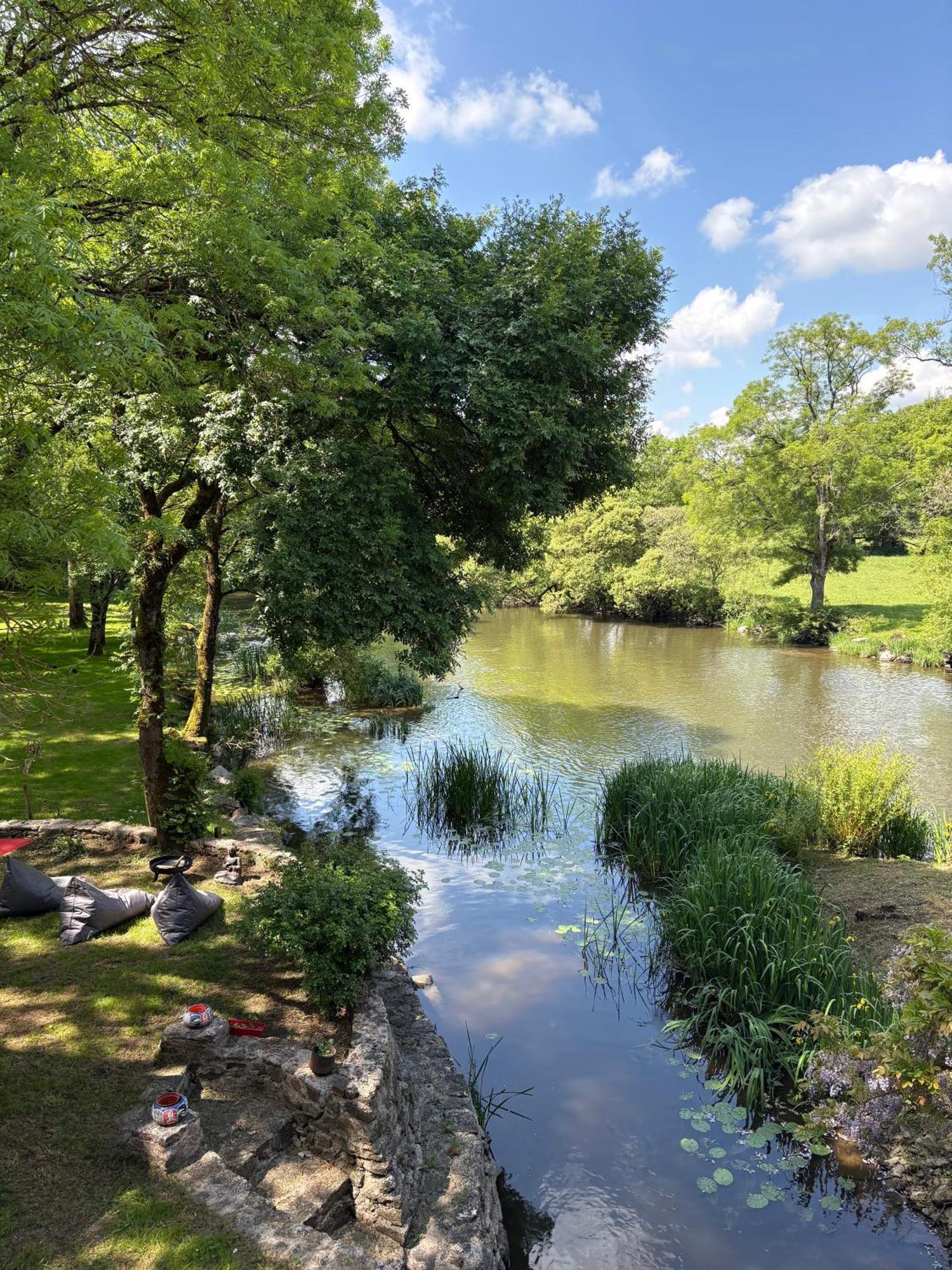 Le Moulin Du Guy, Proche Du Puy Dufou Bed & Breakfast Chanverrie Ngoại thất bức ảnh