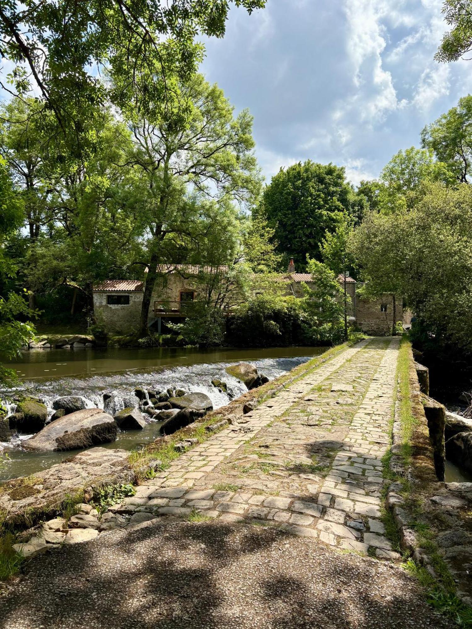 Le Moulin Du Guy, Proche Du Puy Dufou Bed & Breakfast Chanverrie Ngoại thất bức ảnh