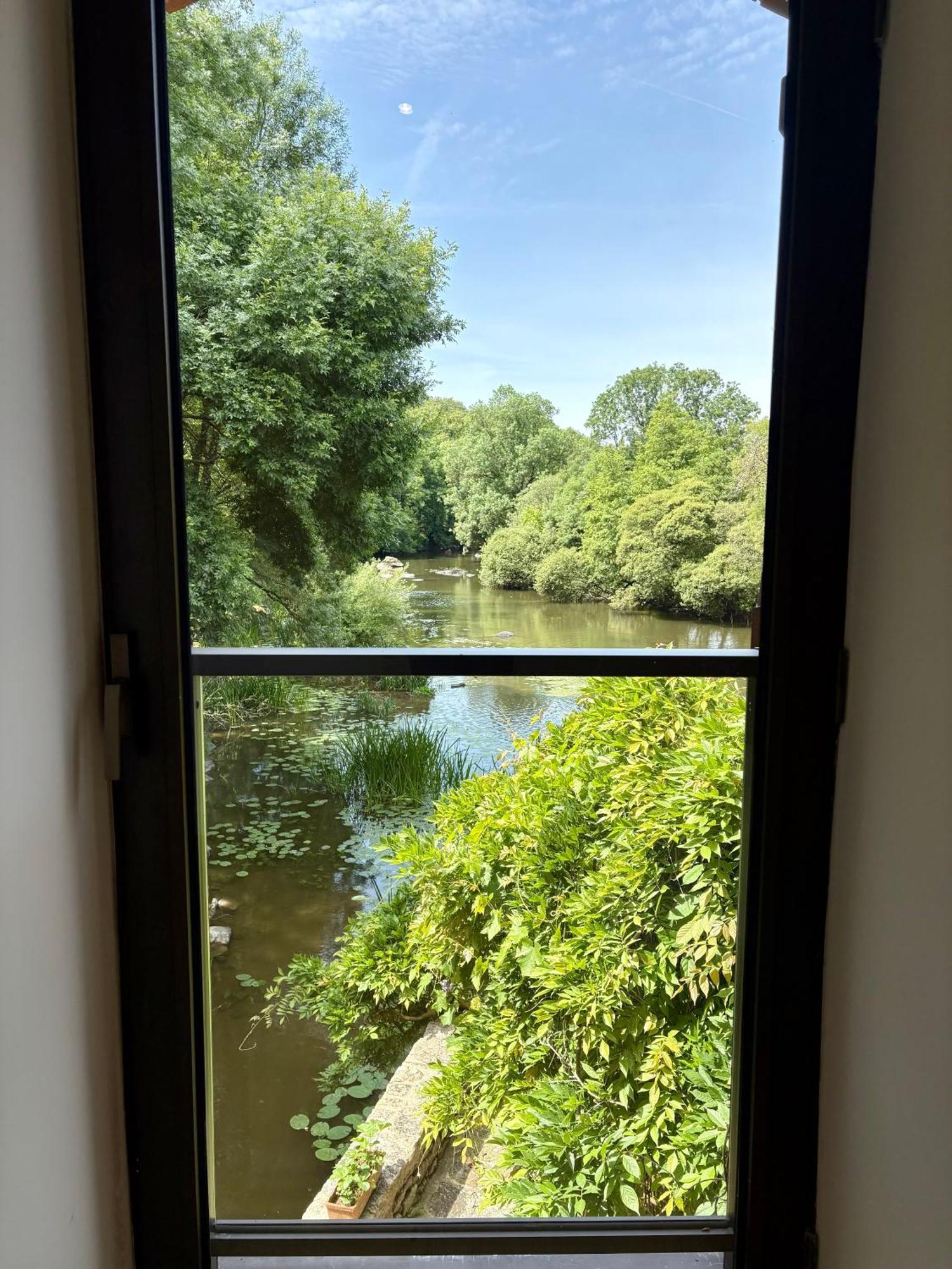 Le Moulin Du Guy, Proche Du Puy Dufou Bed & Breakfast Chanverrie Ngoại thất bức ảnh